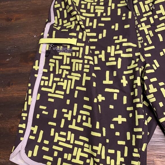 Volcom mod tech hybrid shorts size 32 NWT - Picture 4 of 9
